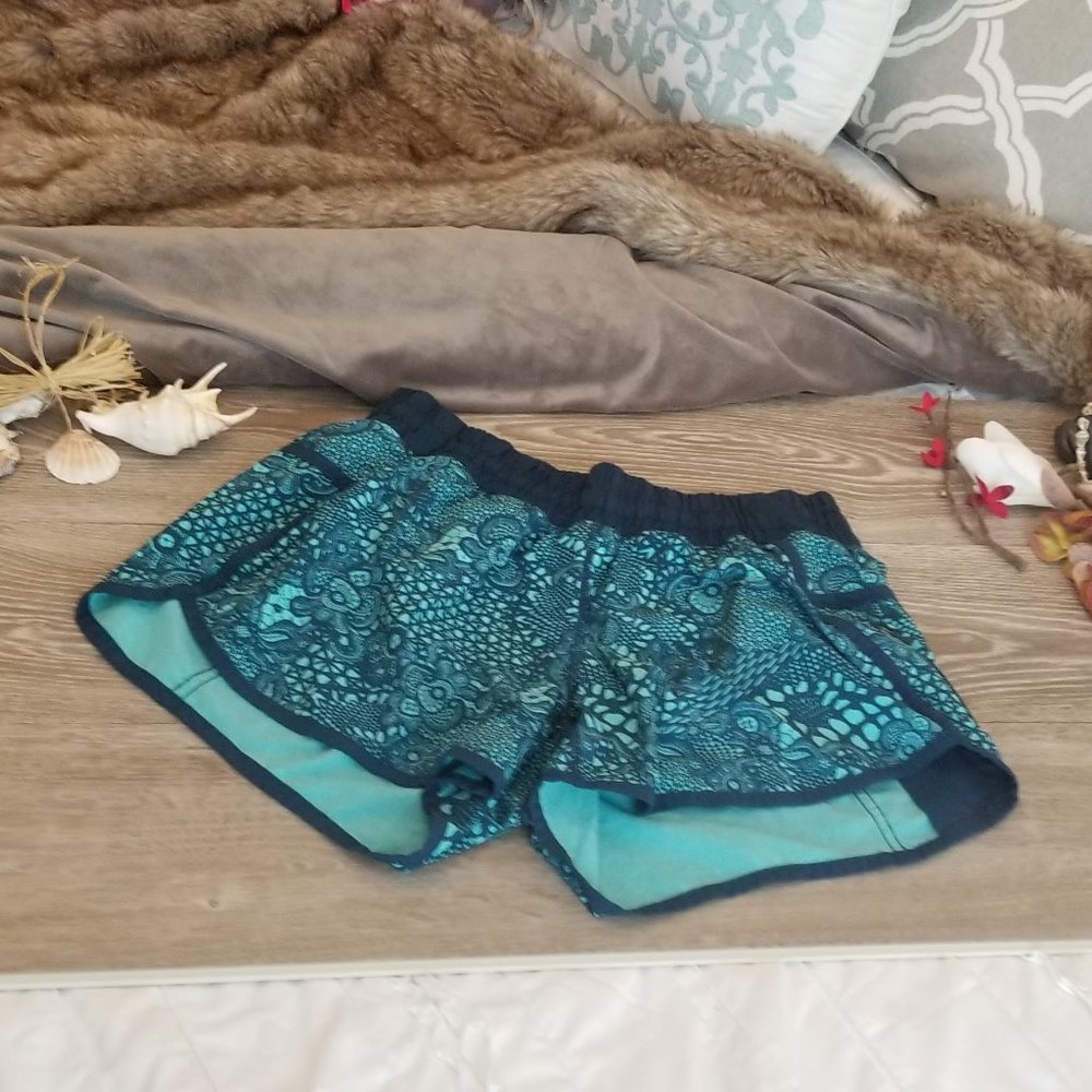 Lululemon Tracker Short IV - Bali Breeze